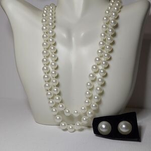 Faux pearls 3 Necklaces, bracelet, 2 pairs earrings See photos